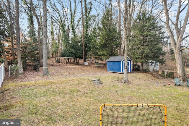 view of yard featuring a shed