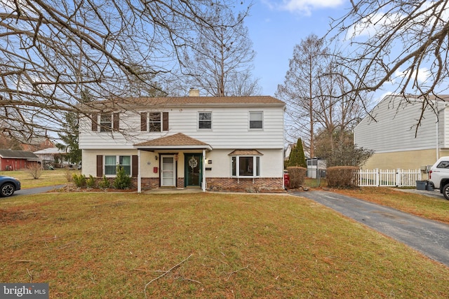 view of front of property featuring a front yard