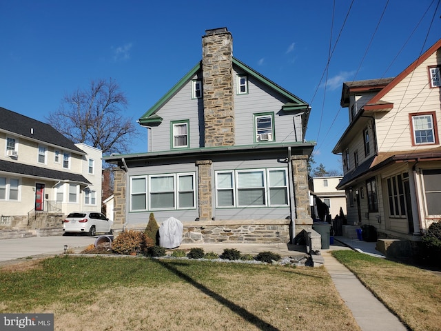 view of front of property featuring a front lawn