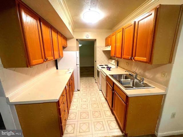 kitchen featuring electric range oven, ornamental molding, a textured ceiling, sink, and white refrigerator