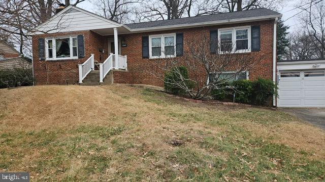 view of front of house featuring a front yard and a garage