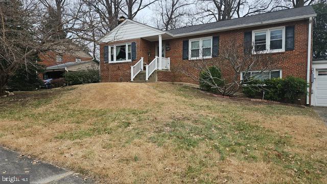 view of front of home with a front lawn