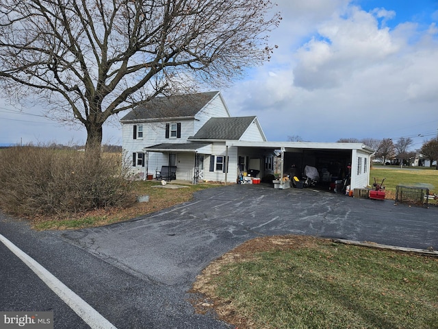 view of front facade featuring a carport and a front yard