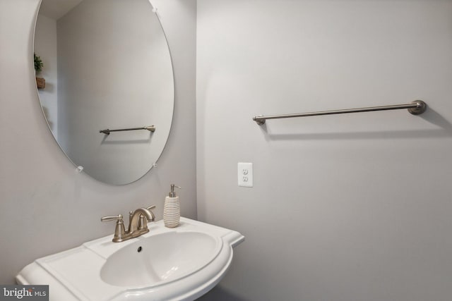 bathroom featuring sink