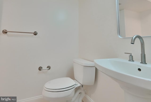 bathroom featuring toilet and sink