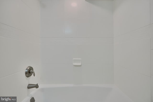 room details with tiled shower / bath