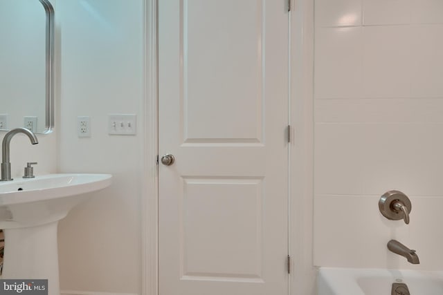 bathroom with sink and tiled shower / bath