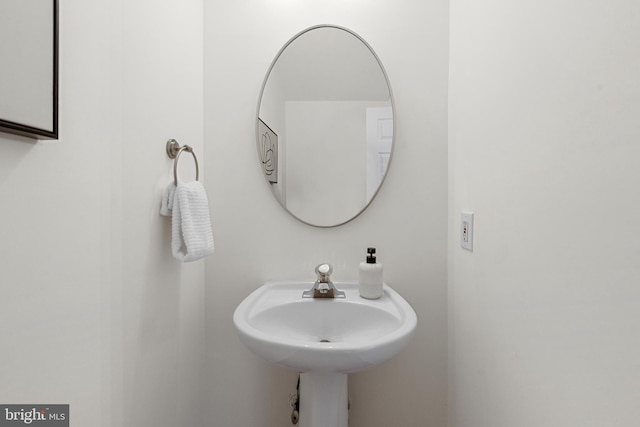 bathroom featuring sink