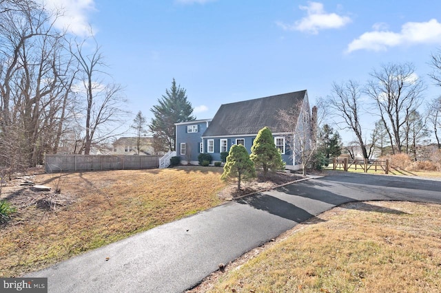 view of front of property featuring a front yard