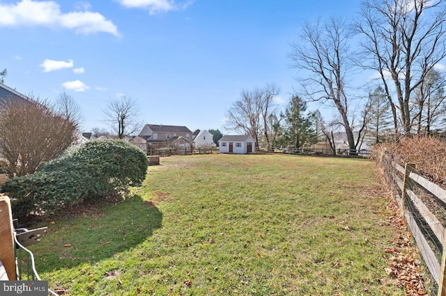 view of yard with an outbuilding