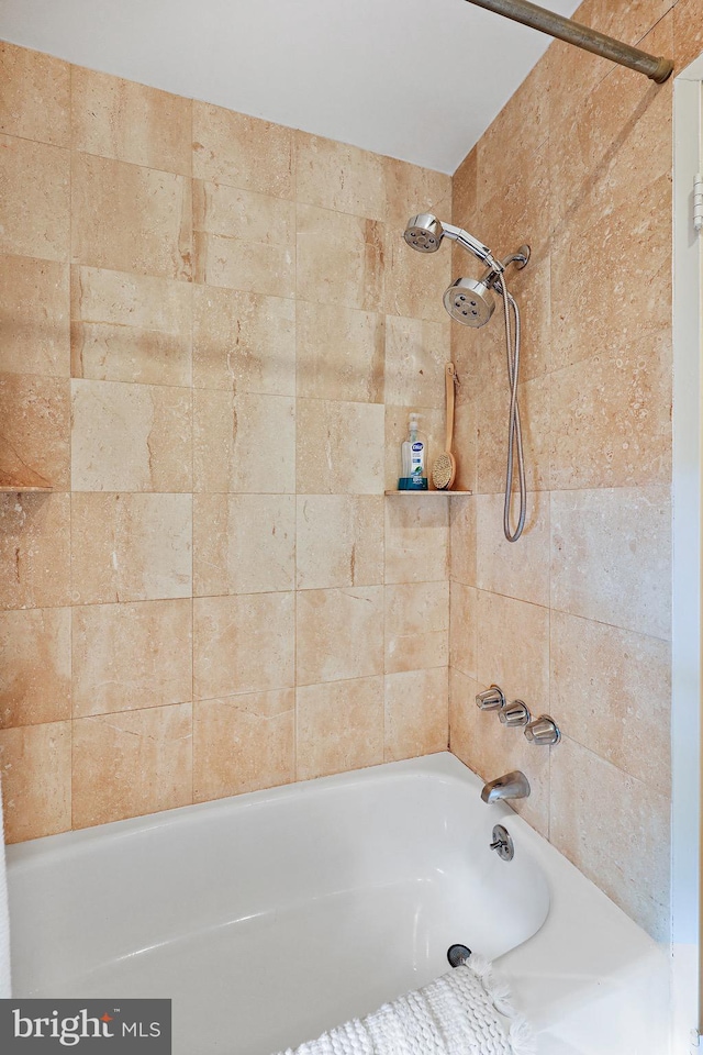 bathroom with tiled shower / bath