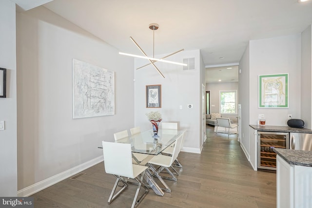 dining area with bar area, wine cooler, dark hardwood / wood-style floors, and an inviting chandelier