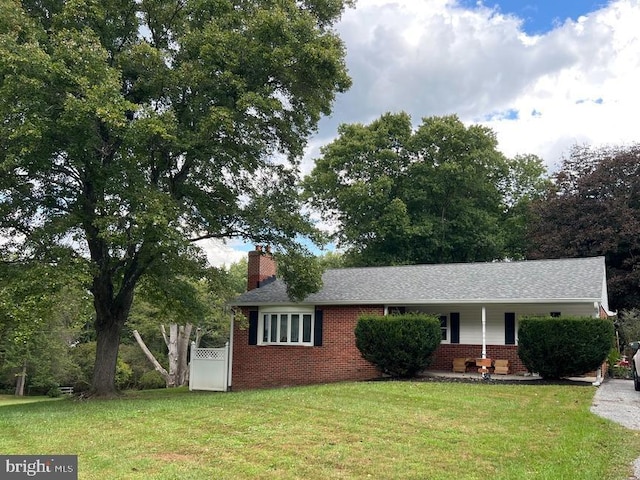 view of front of home featuring a front yard