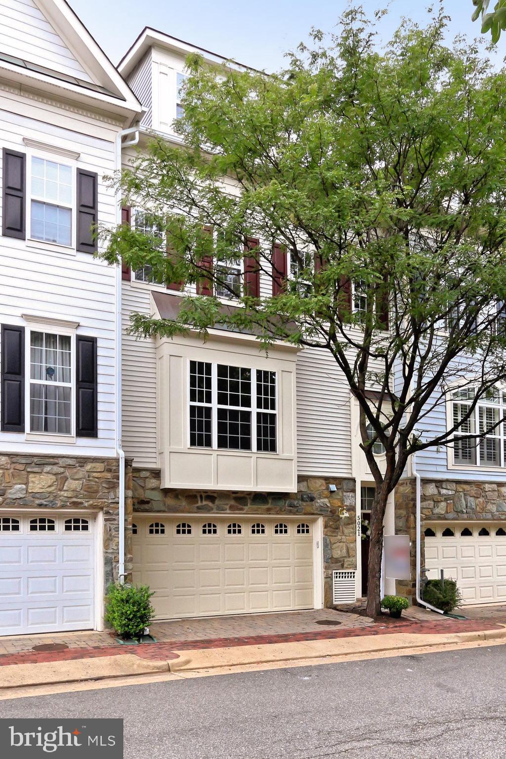 townhome / multi-family property featuring a garage