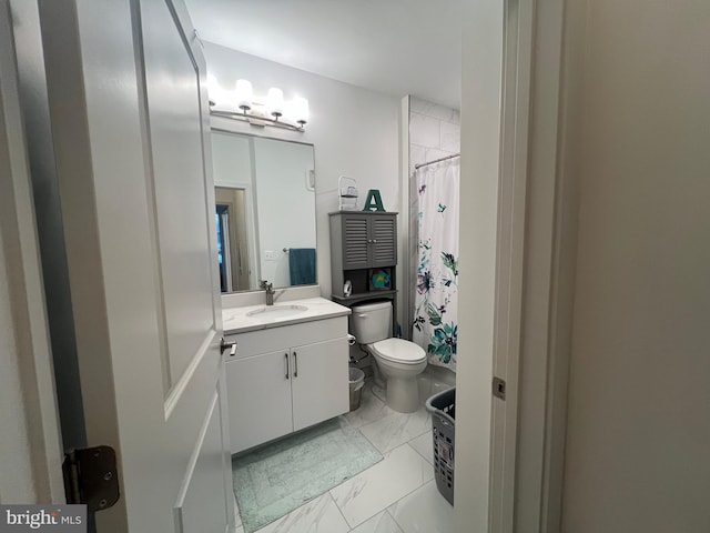 bathroom featuring a shower with curtain, vanity, and toilet