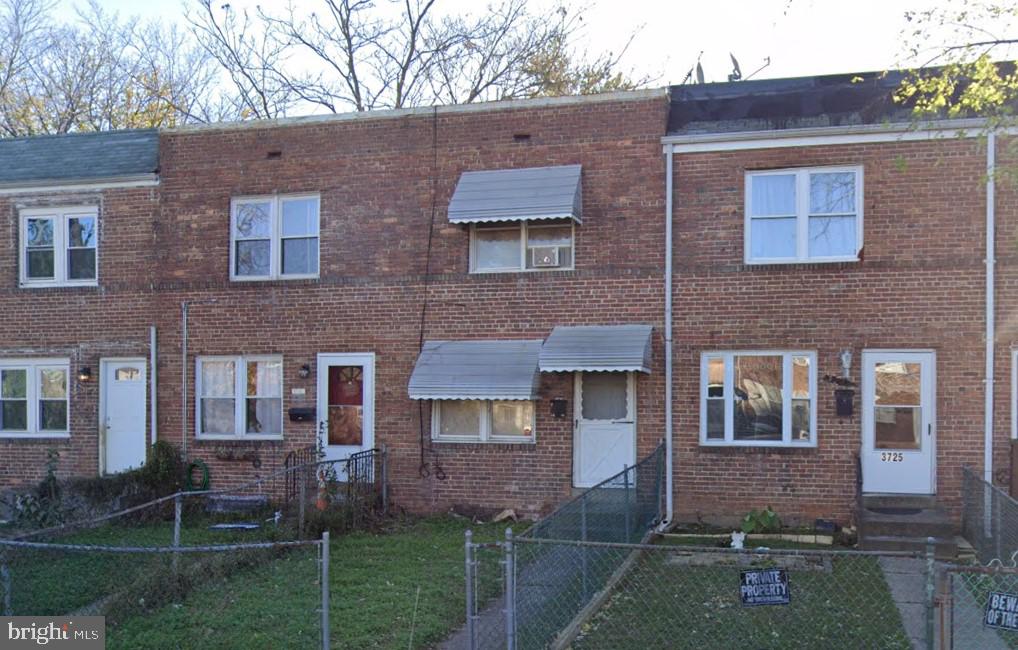 view of property featuring a front lawn