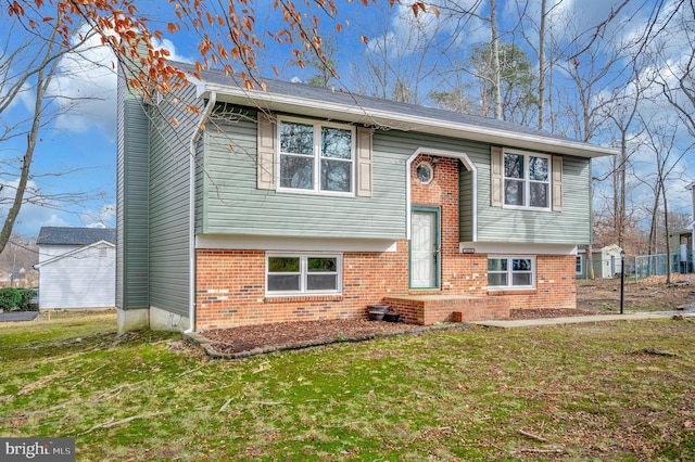 split foyer home featuring a front lawn