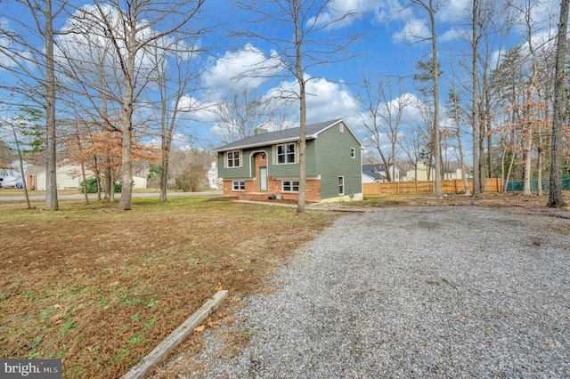 split foyer home featuring a front lawn