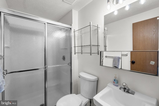 436 Heather Ridge Dr, Frederick, MD 21702 - bathroom featuring toilet, a sink, a textured ceiling, visible vents, and a shower stall
