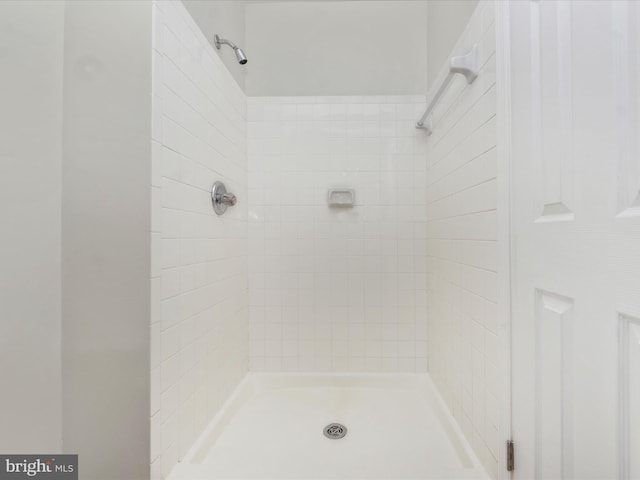 bathroom featuring a tile shower