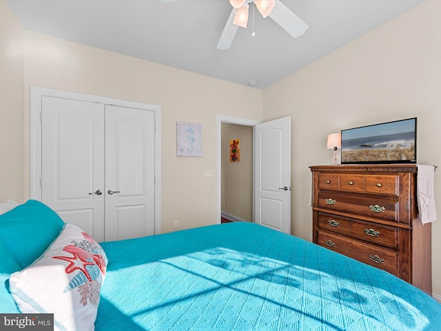 bedroom featuring ceiling fan and a closet