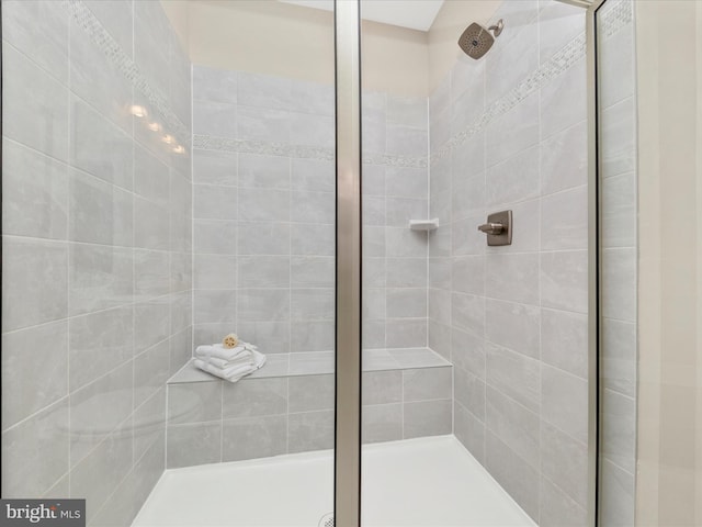 bathroom featuring a tile shower