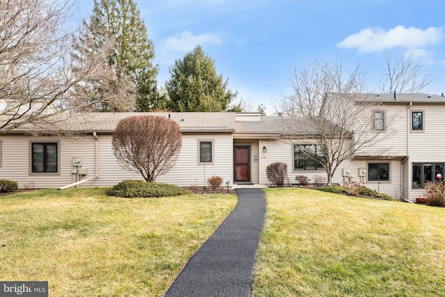 view of front of property with a front yard