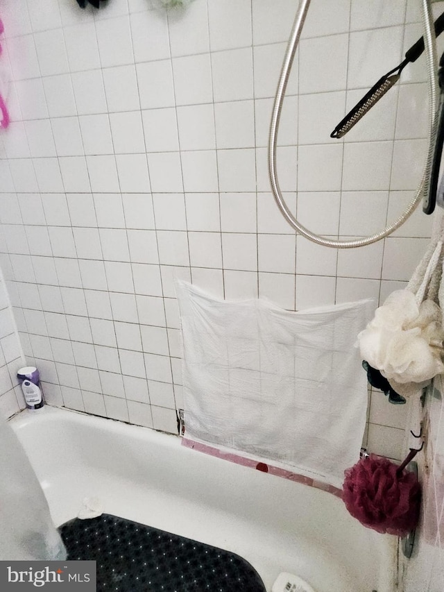 bathroom featuring tiled shower / bath combo