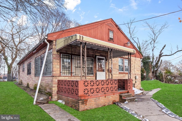 view of front of house featuring a porch and a front lawn