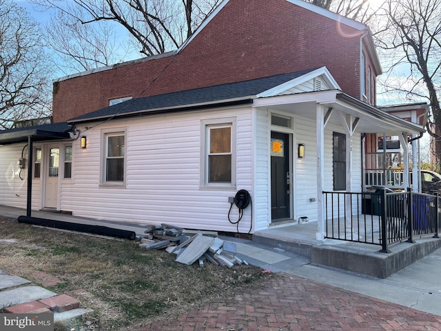 view of front of property featuring a porch