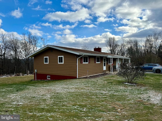 view of front of property with a front lawn