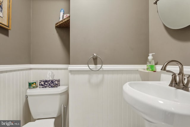 bathroom featuring toilet and sink