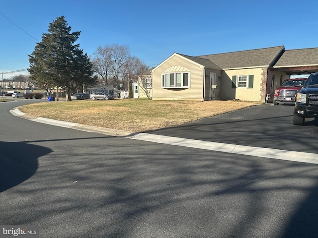 view of side of property featuring a lawn