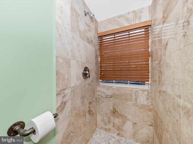 bathroom featuring a tile shower