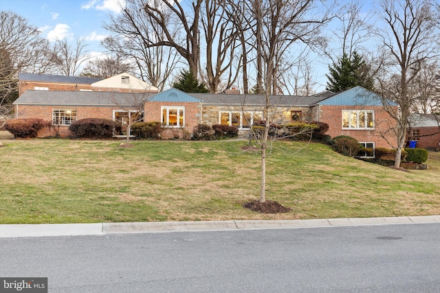 single story home featuring a front lawn