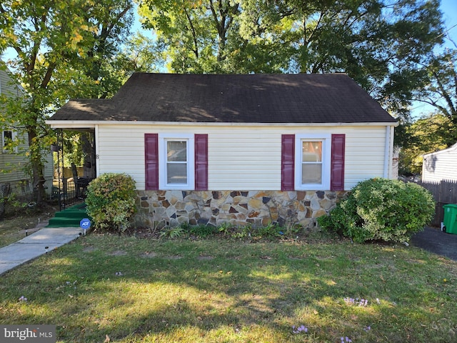 view of front of home featuring a front yard