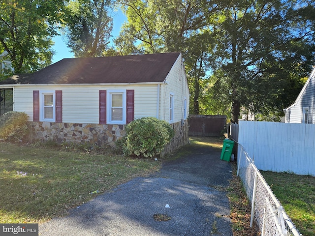 view of side of property featuring a yard