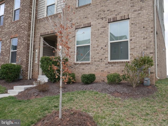 view of side of property featuring a yard