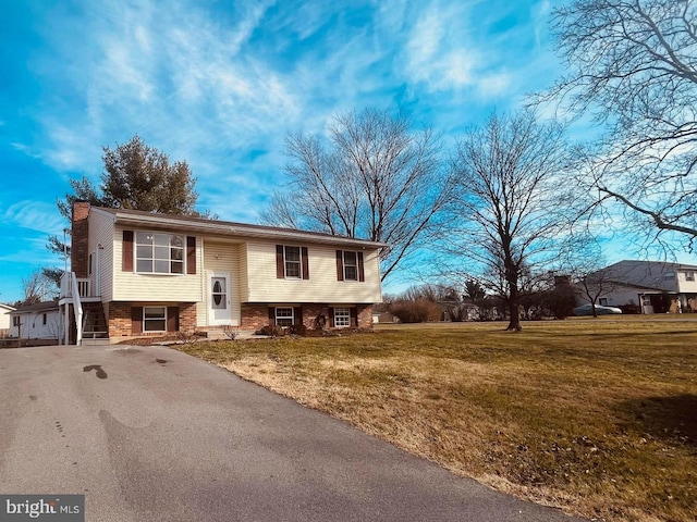 bi-level home featuring a front yard