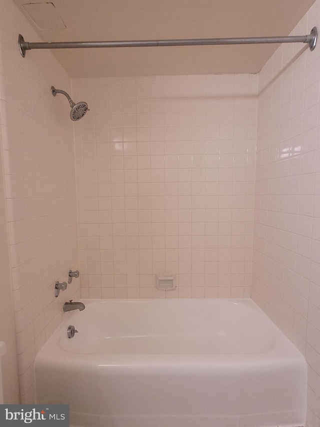 bathroom featuring tiled shower / bath combo