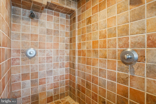 bathroom featuring tiled shower