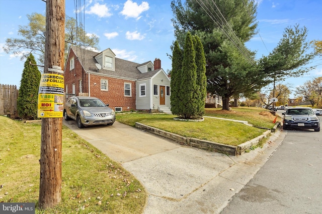 view of front facade with a front yard