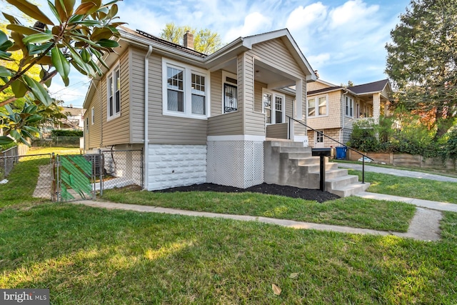 view of front facade featuring a front lawn