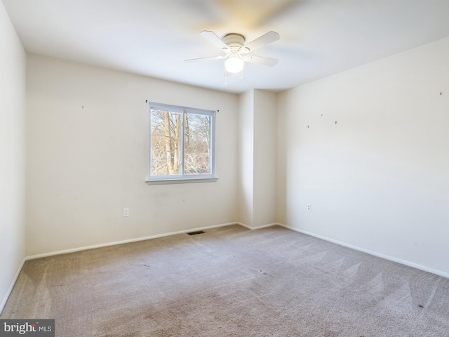 unfurnished room with light carpet and ceiling fan