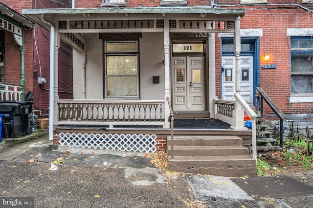 entrance to property featuring covered porch