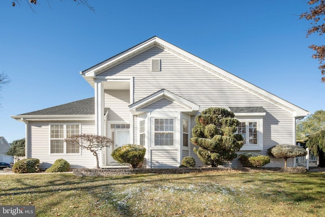 view of front of house featuring a front lawn