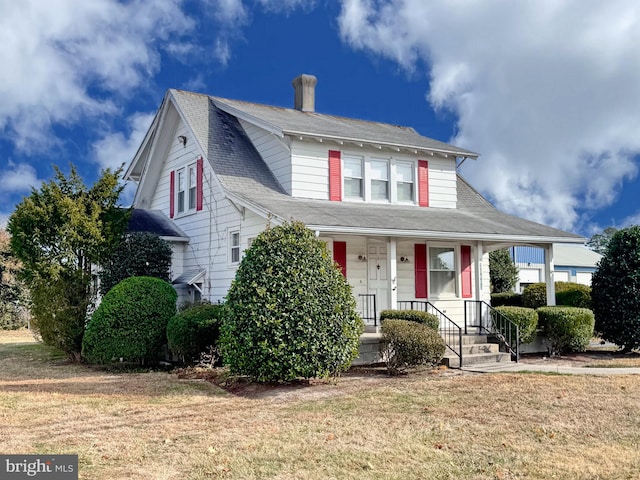 view of front of property featuring a front yard