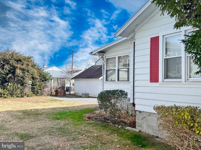 view of side of property featuring a yard