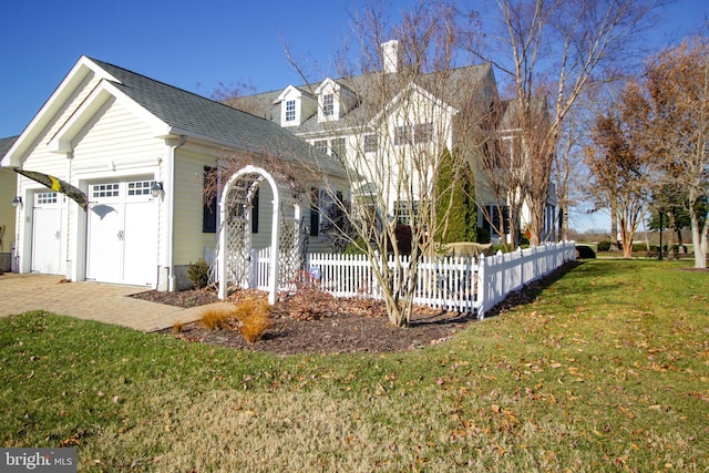 view of front of house featuring a front lawn and a garage