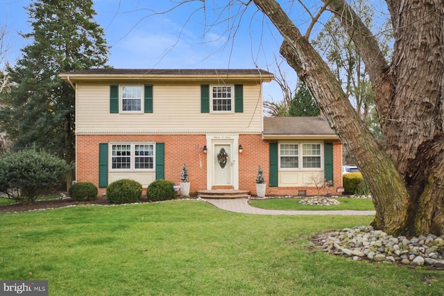 view of front of property with a front lawn